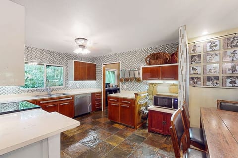 Fully equipped gourmet kitchen