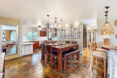 Enjoy your dinner at the 8-person bar dining table. Plenty of glassware & china