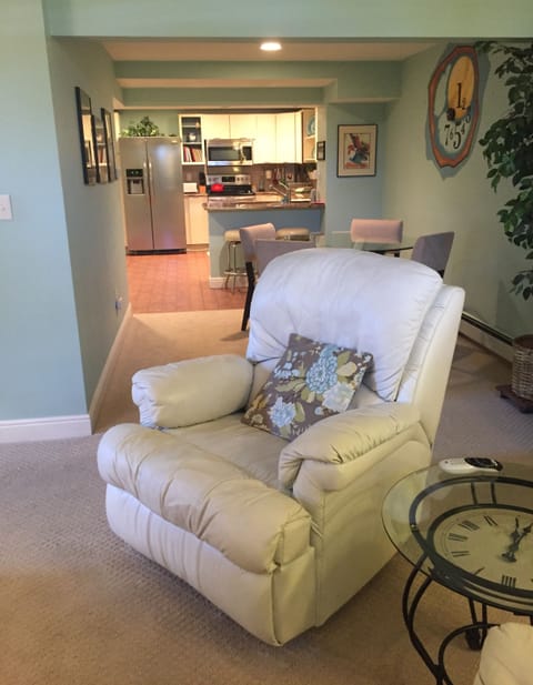 This apt features large rooms for well over 1000 square feet.