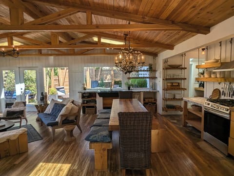 Super fun gathering space.  Come "live" and enjoy Treetop Park life!