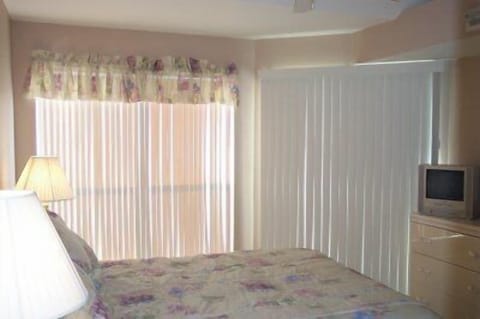2 bedrooms, cribs/infant beds