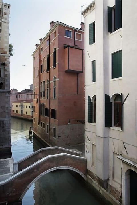 Muazzo Palace:Balcony Canal sleeps 8  gym sauna .small deposit. Luggage storage  Apartment in Venice