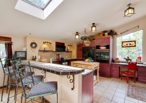 Large Kitchen with 5 Gas Burners, 2 Ovens, Micro, and Large Outdoor Gas Grill