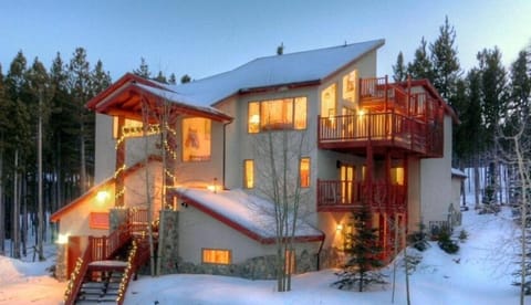 Ski In and Out
 Great Ski Home
9 Large Suits. 10  bath