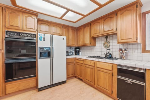 Full kitchenW/all the appliances, plus Kuerig & drip coffee makers. crockpot