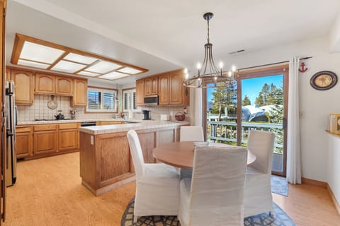 Dinette area w/slider out to BBQ deck