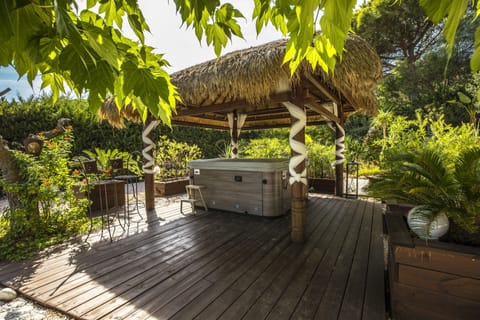 Outdoor spa tub