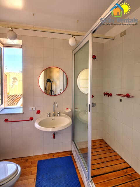 Combined shower/tub, hair dryer, bidet, towels