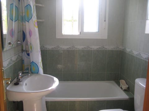 Combined shower/tub, hair dryer, bidet, towels