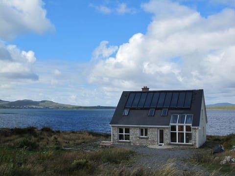 Eco friendly house with majestic views of the sea and mountains of Connemara