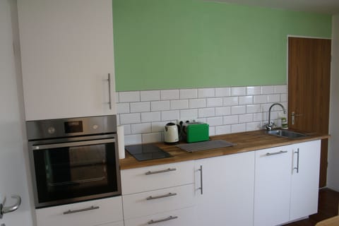 Fully-fitted kitchen with oven, hob, fridge, diswhaser