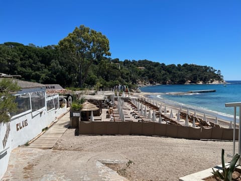 Beach nearby, sun loungers, beach towels