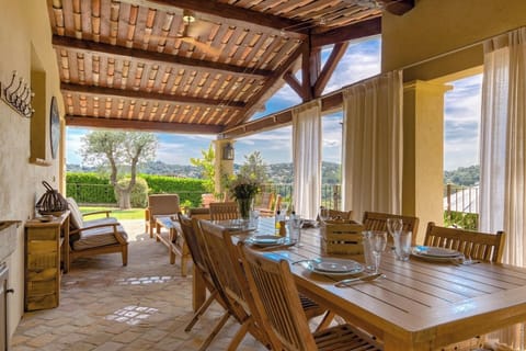 Accès au jardin Sud, à la piscine et au jardin d'enfants