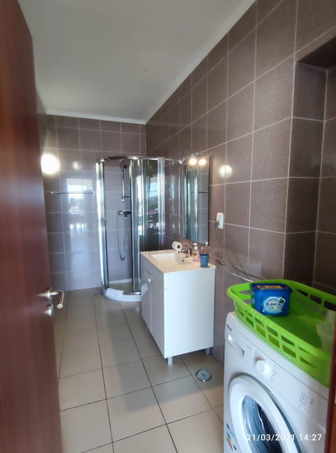 Combined shower/tub, hair dryer, bidet, towels