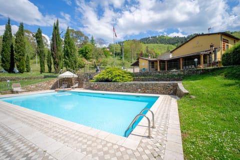 Private pool with large equipped lawn 