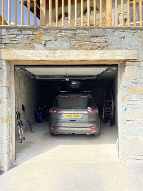 Plenty of room for large car (Smax with roof box)