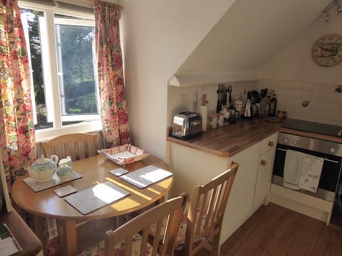 Dinner table in front of window with lovely view. Fully equipped kitchen