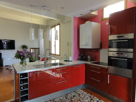 Kitchen fully equiped with dishwasher