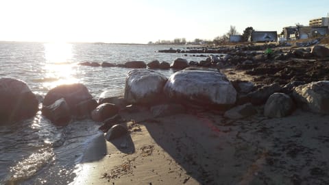 Beach nearby, sun loungers, beach towels