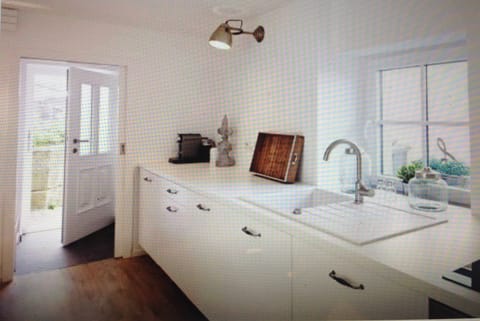 Kitchen / entrance area