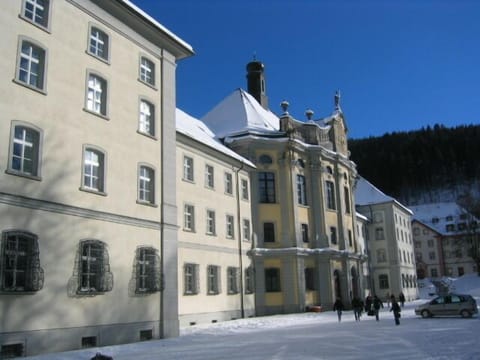 College By User EBB on de.wikipedia GFDL (http://www.gnu.org/copyleft/fdl.html)