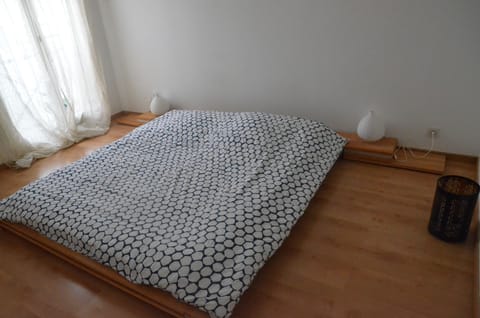 3 bedrooms, iron/ironing board, internet, bed sheets