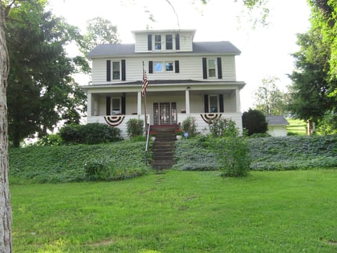 Shoff-Read Central Pennsylvania Century Farmhouse Vacation Rental