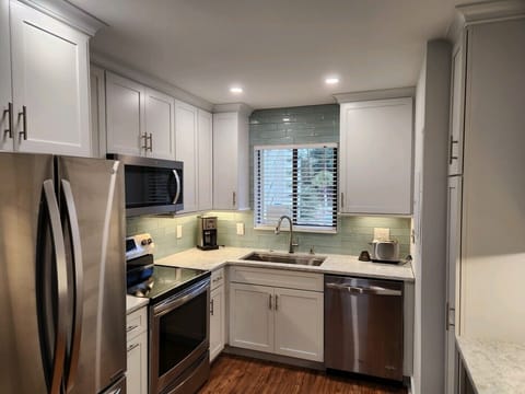 Private kitchen | Microwave, oven, stovetop, dishwasher