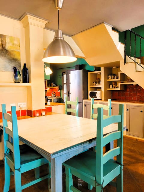 Extendable dining table for up to 10 people