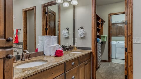 Combined shower/tub, hair dryer, towels