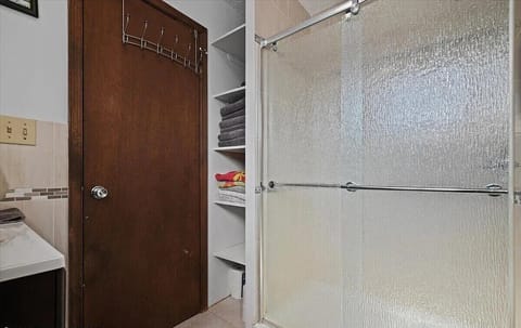 Combined shower/tub, towels