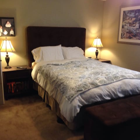 Master bedroom 1
Queen Bed