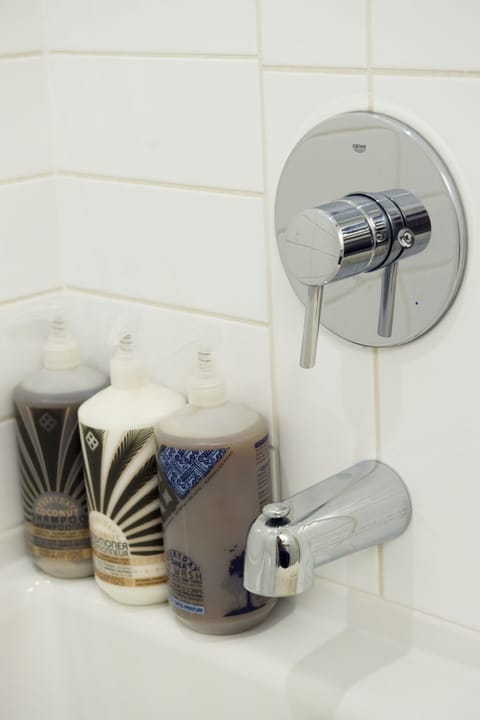 Combined shower/tub, hair dryer, towels