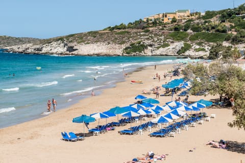 Beach nearby, sun loungers, beach towels