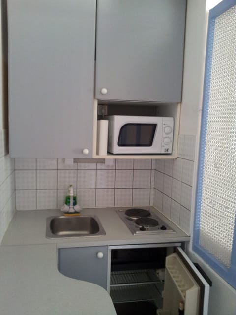 Fridge, microwave, stovetop, coffee/tea maker