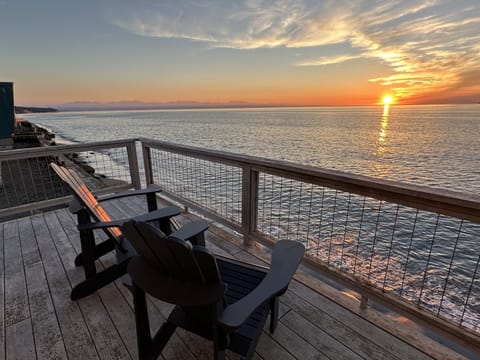 Sunset Beach Haven - Sunset over the Olympic Mountains. Expansive Views.