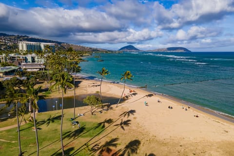 Beach nearby, sun loungers, beach towels