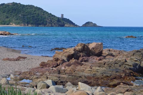 Beach nearby, sun loungers, beach towels