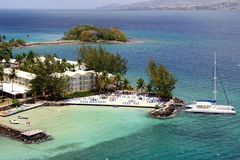 Beach nearby, sun loungers, beach towels