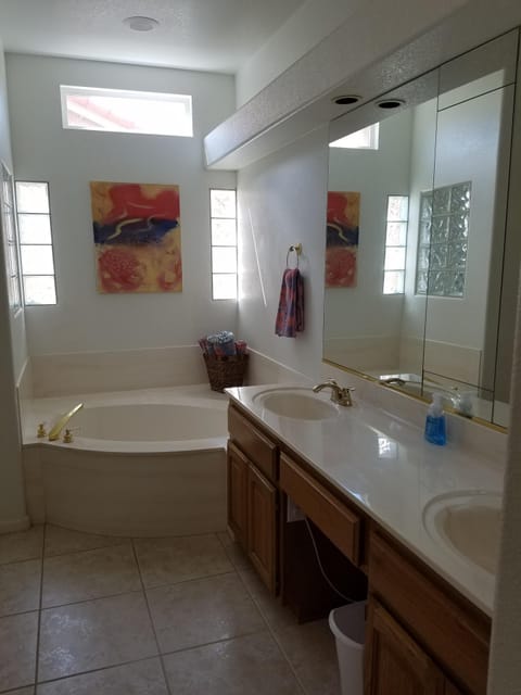 Combined shower/tub, jetted tub, hair dryer, towels