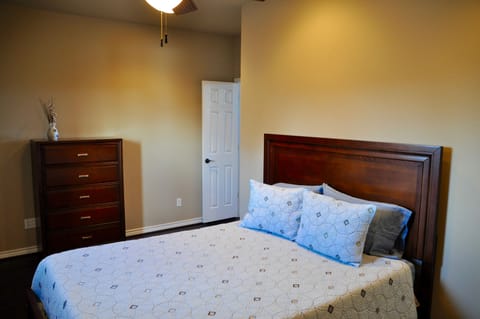 Bedroom 4 - queen bed