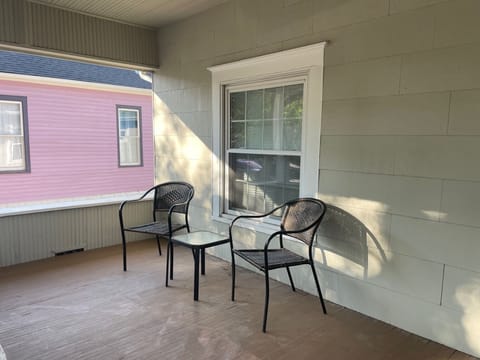 Covered front porch - extra seating