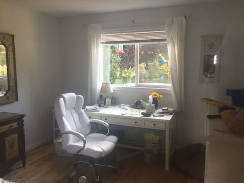 Bedroom 4 (guest Bedroom) : 2 twin beds (trundle) - sunny and roomy!