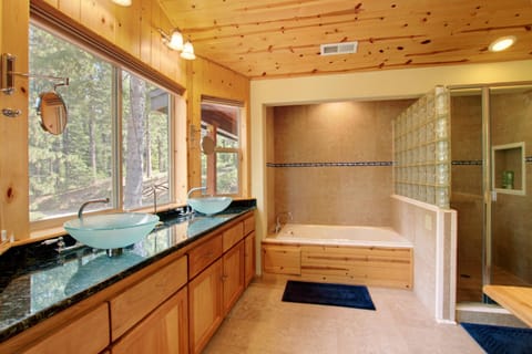 Combined shower/tub, jetted tub, hair dryer, towels