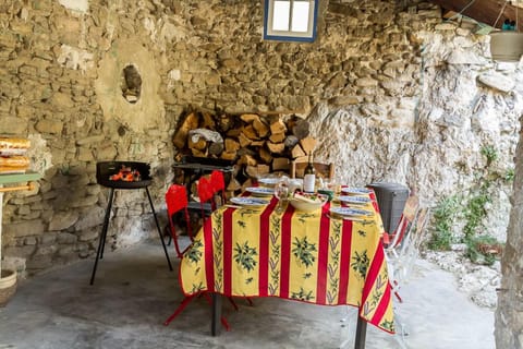 Barbecue: the semi-covered courtyard