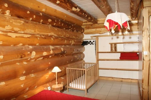 Chambre lit bébé Chalet en rondin location été hiver La Bresse