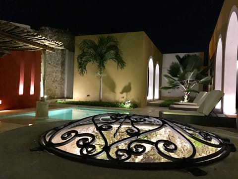 ★Hacienda Style★ Friends & Family oriented ♥Pool♥ BBQ, Netflix, Free Parking, AC House in Merida