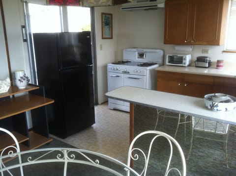 '50s stove, toaster, mirror tile, solid-wood cabinets, full-sized 'fridge.