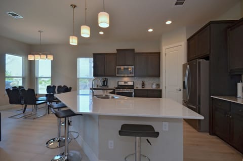 Kitchen & Breakfast Bar