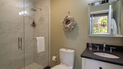 Combined shower/tub, hair dryer, heated floors, towels